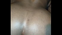 Татуированная мамаша с шикарными грудями дрочит на кроватки